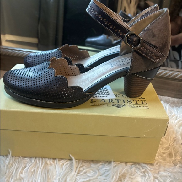 L'artiste Shoes - L'Artiste Brown and Tan Scalloped Heels